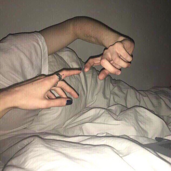 Фото рук пары на кровати